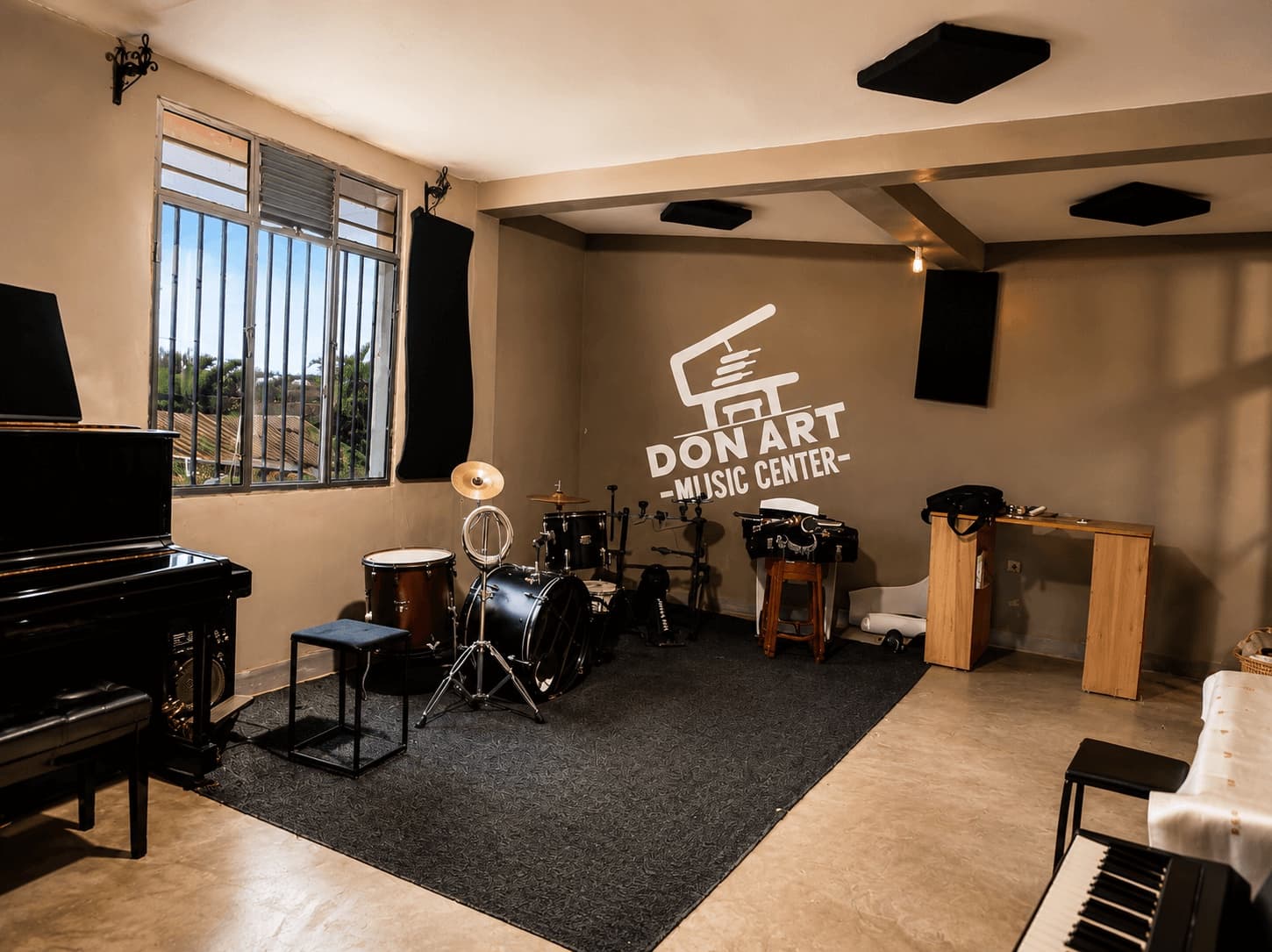 DonArt Music Center main room